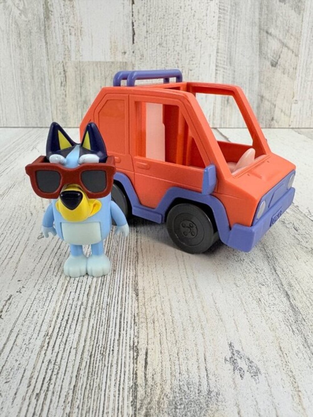 Bluey Orange Surf Jeep 4WD Family Vehicle Car and Sunglass Figure Playset NEW